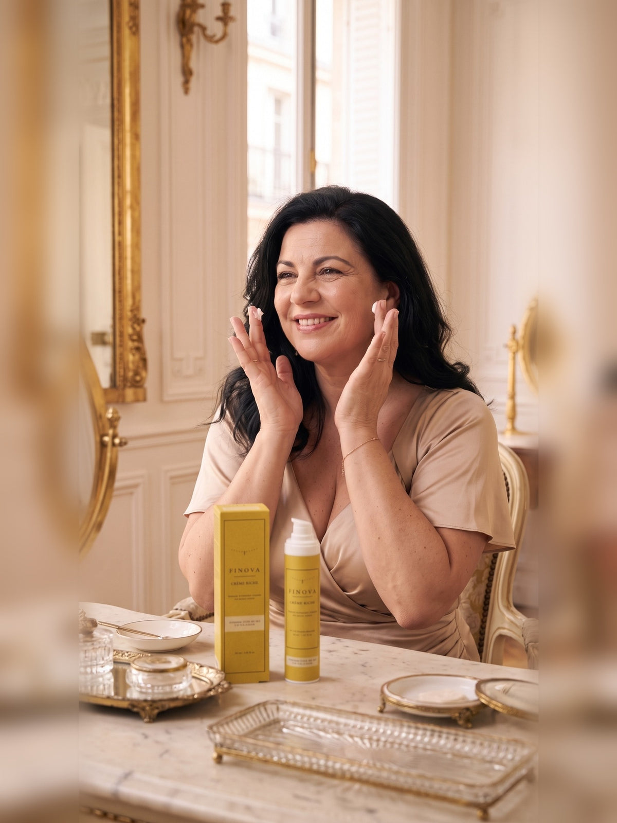 Femme qui applique la crème riche FINOVA sur son visage