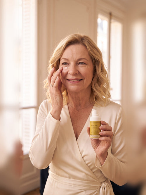 Femme qui applique le contour des yeux FINOVA