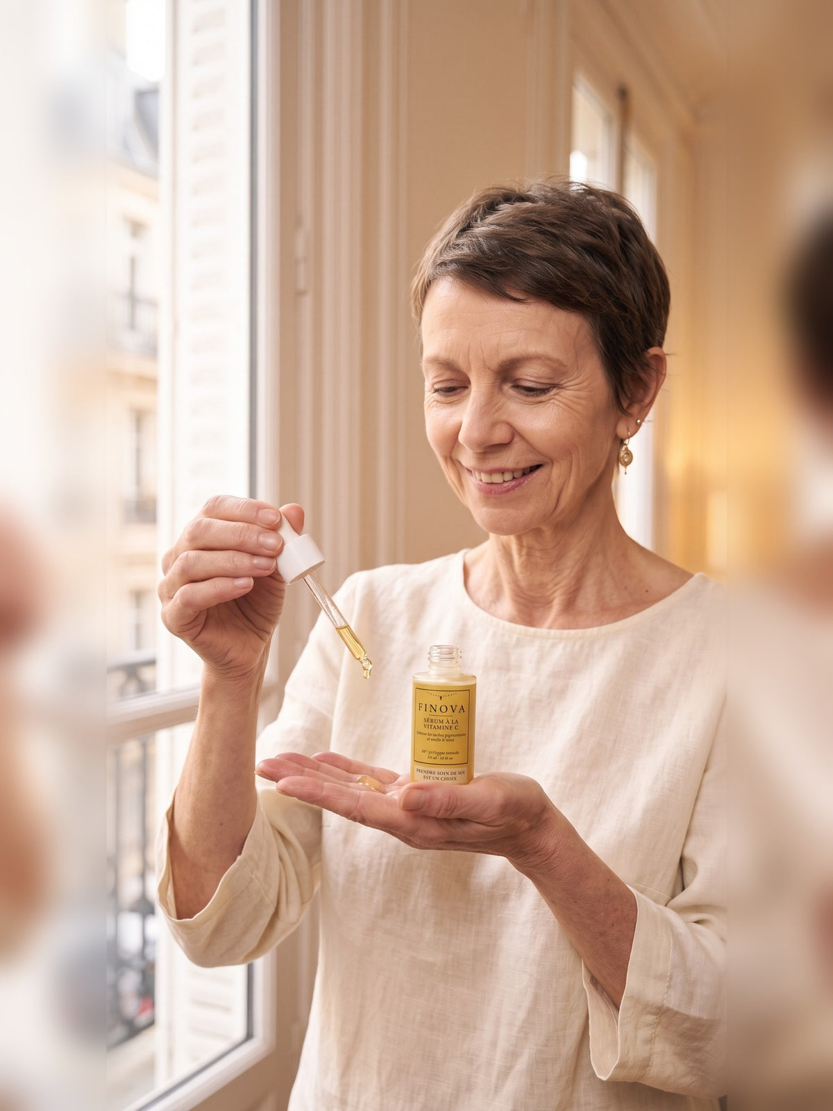 Femme qui verse le sérum à la vitamine C FINOVA dans sa main