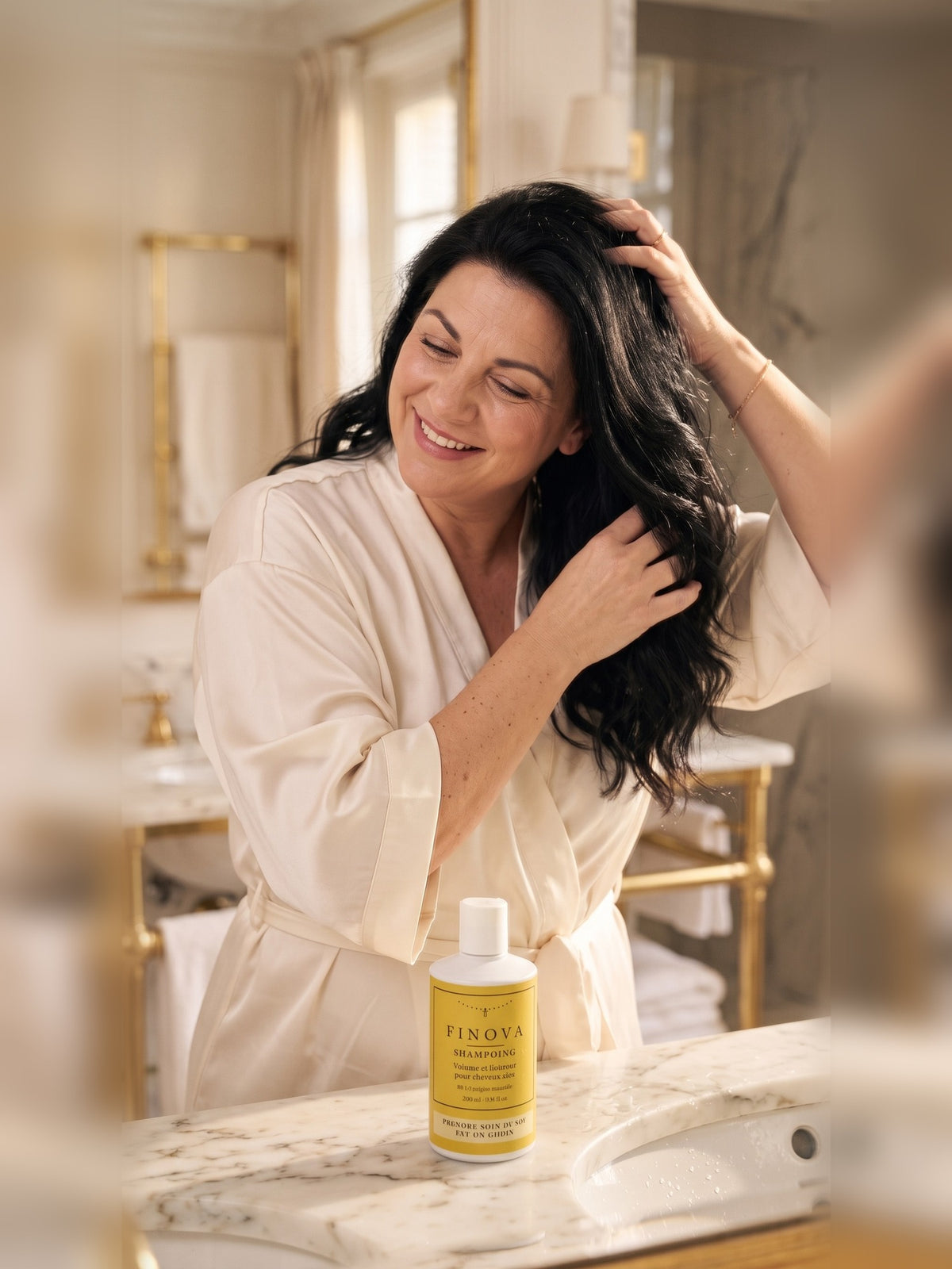 Femme qui se lave les cheveux avec le shampoing FINOVA dans sa salle de bain