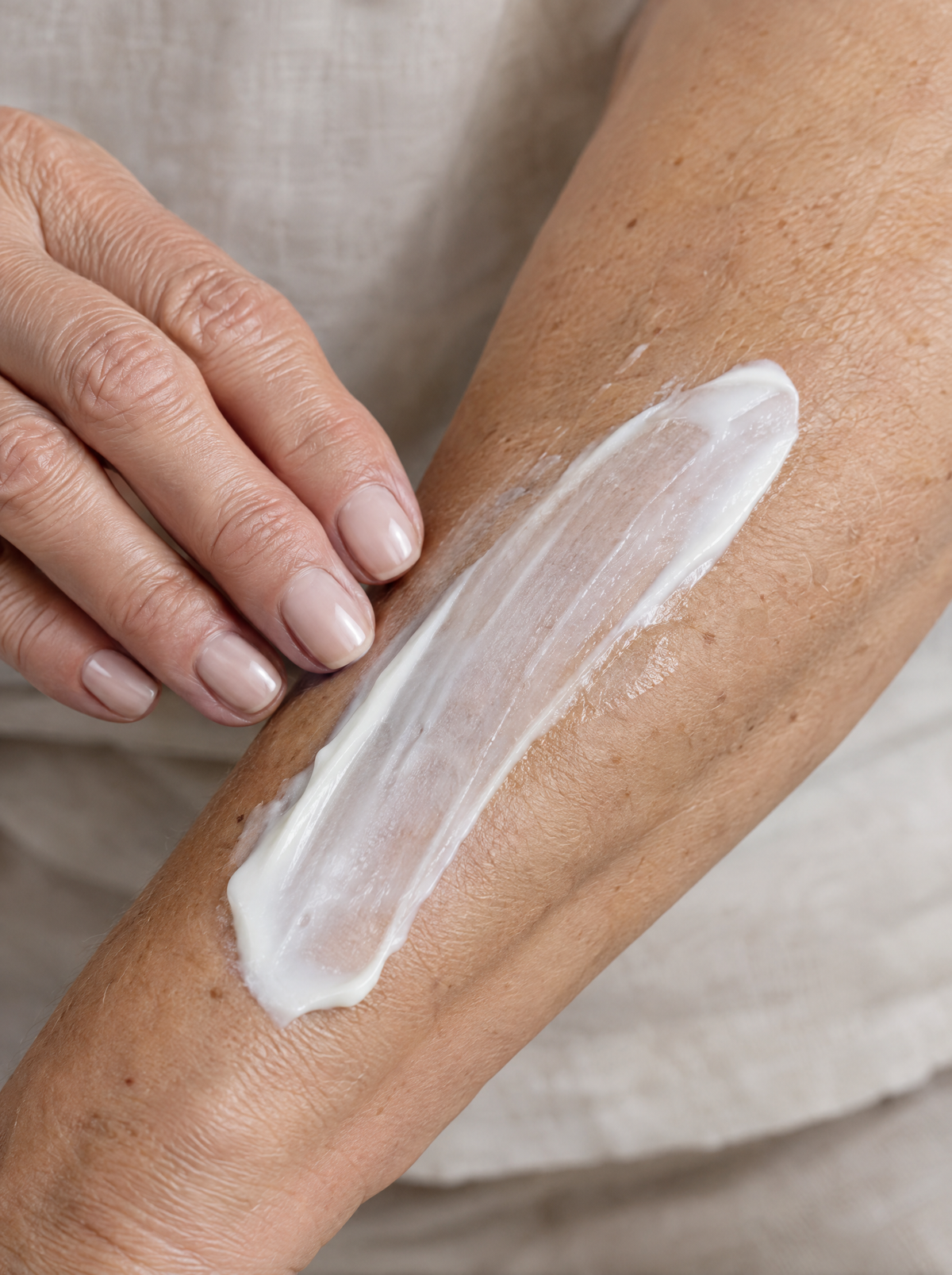 Texture de la crème corps FINOVA étalée sur l'avant-bras