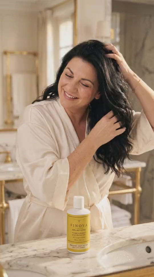 Femme qui utilise le shampoing FINOVA