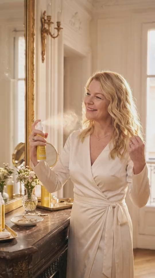 Femme qui utilise la brume sans rinçage FINOVA