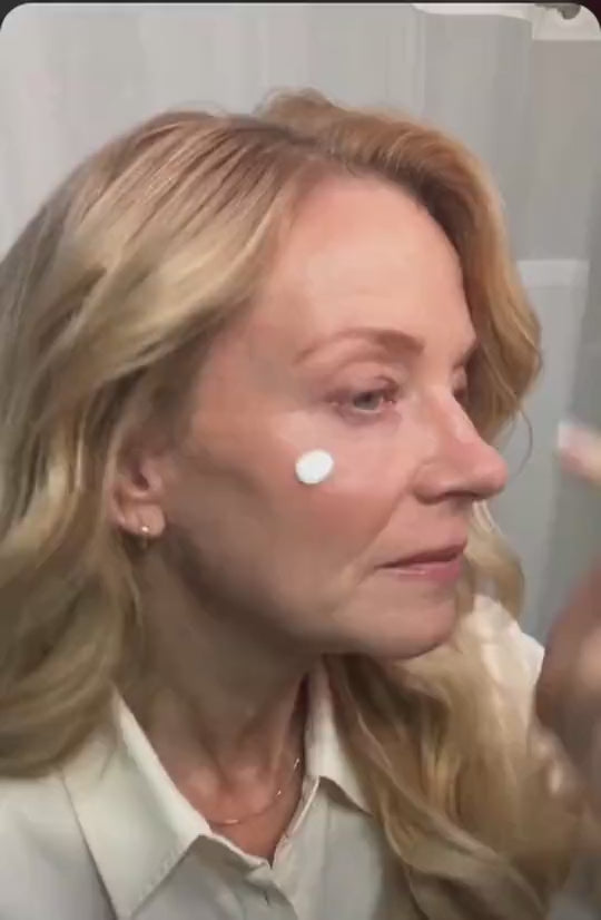 Application de la crème sur le visage - coffret hydratation FINOVA