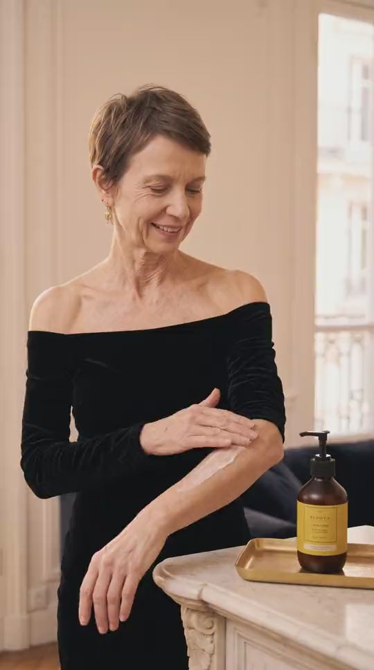 Femme qui applique la crème corps FINOVA